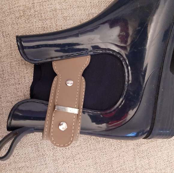 Made in italy ladies boots. Sz::6.5 rubber made. Like new. - Picture 8 of 8